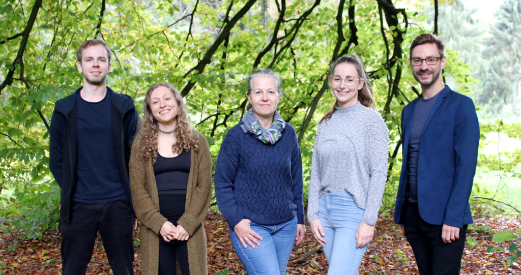 Foto der Nachwuchsforschungsgruppe mit Alexander, Virginia, Susanne, Alice und Tobias.